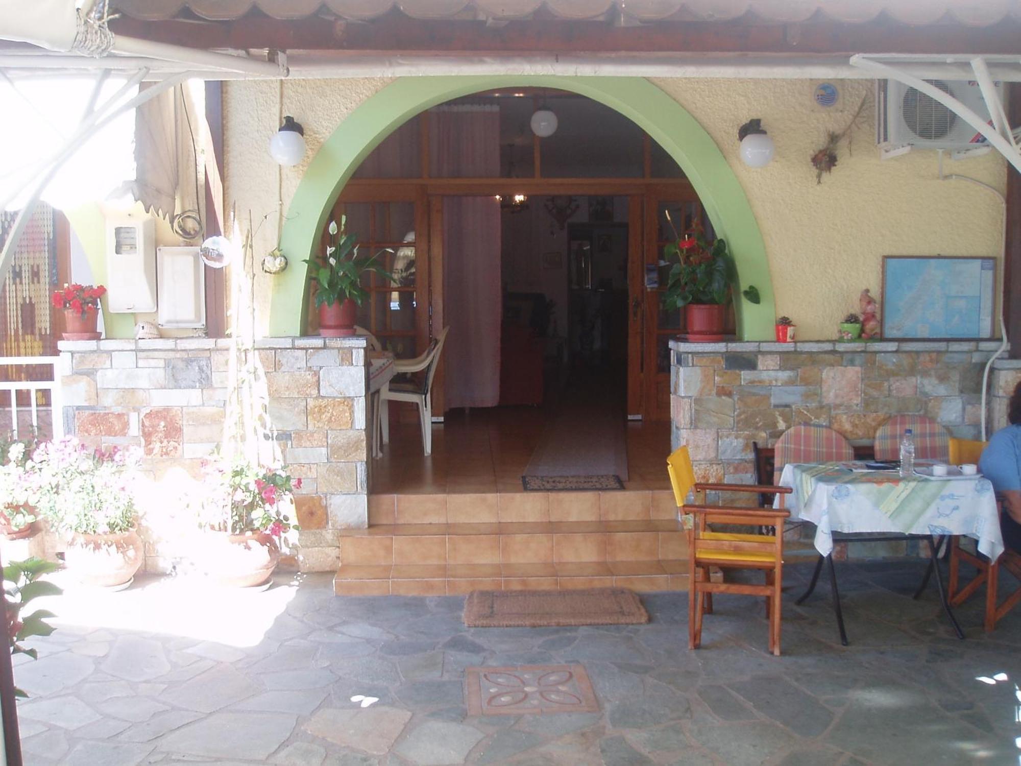 פטיטיריון Haravgi Hotel מראה חיצוני תמונה